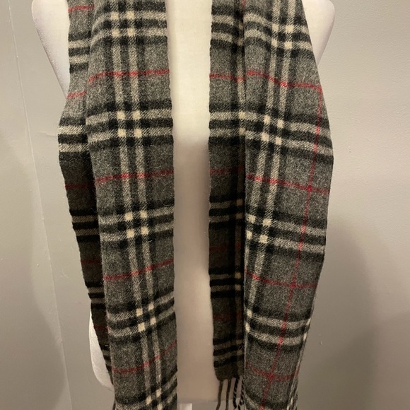 Burberry’s Wool Scarf Classic Nova check in a neutral dark grey 62 in! - Picture 3 of 5
